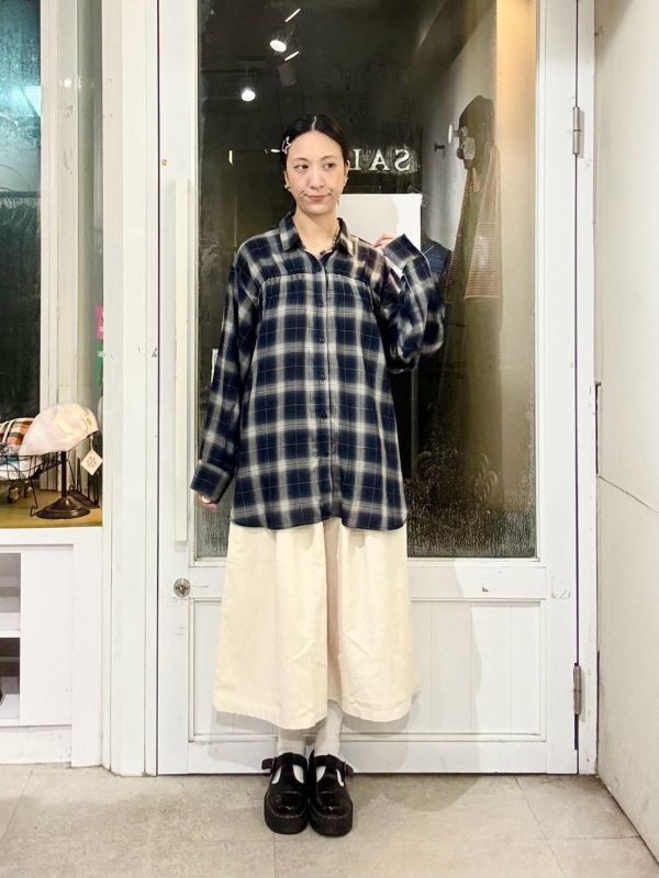 胸抓皺側圓弧開衩格紋襯衫 