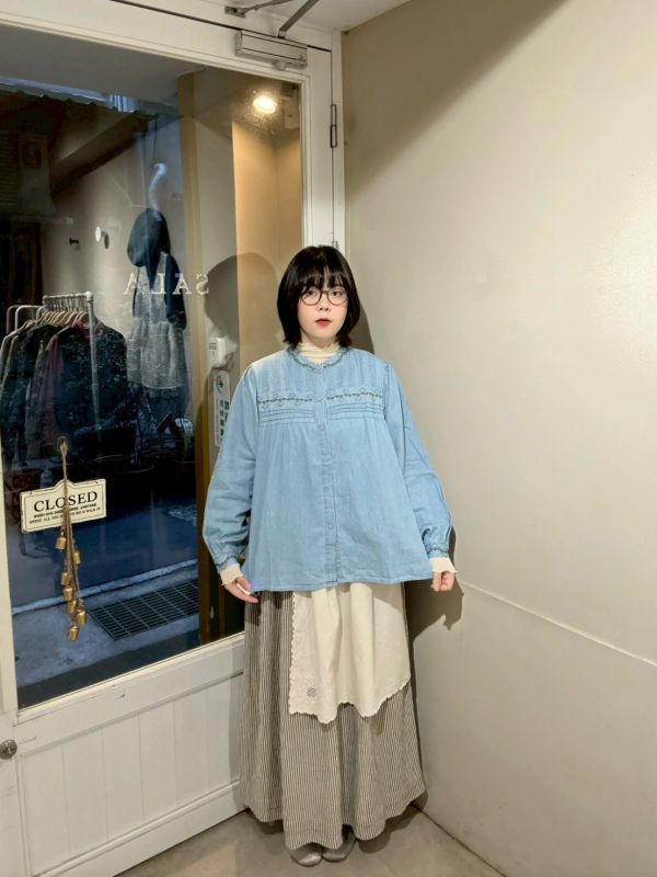 胸前打折刺繡泡泡袖縮口襯衫 