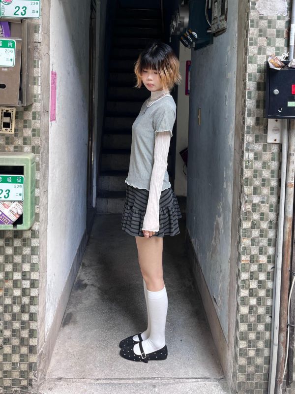 條紋蕾絲木耳滾邊短袖上衣 