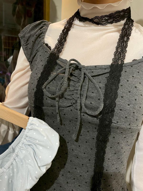 波點蕾絲抓皺彈力娃娃袖上衣附蕾絲綁帶 