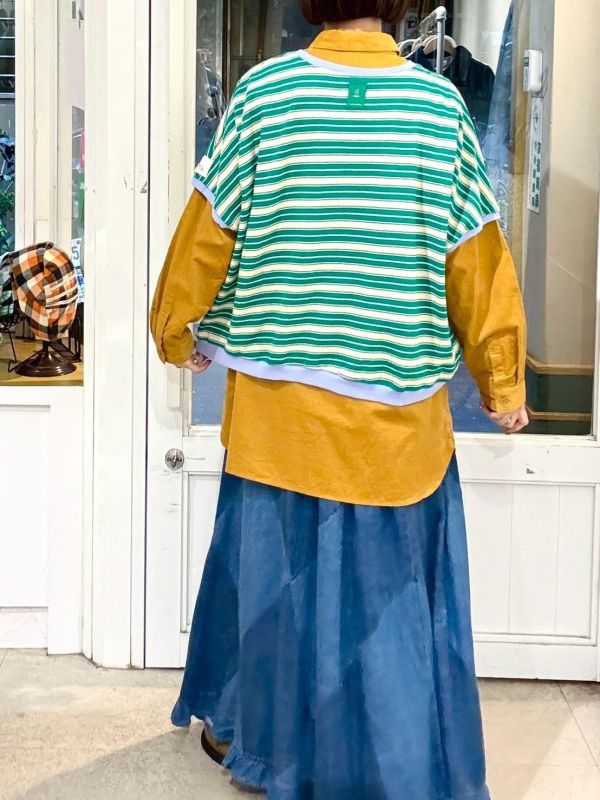 綠色條紋藍色滾邊落肩短板上衣 