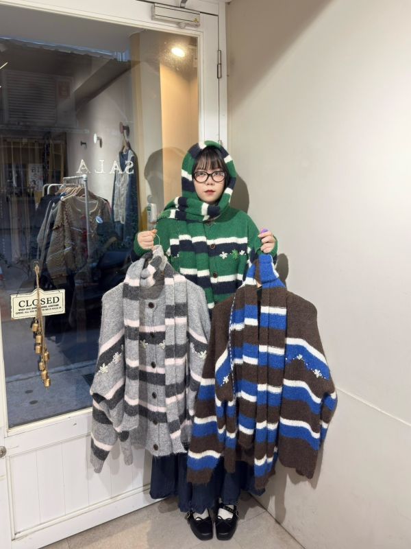 撞色條紋小花刺繡鈕扣毛衣&圍巾 