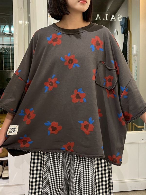 滿版大紅花胸前口袋小布標七分袖上衣 