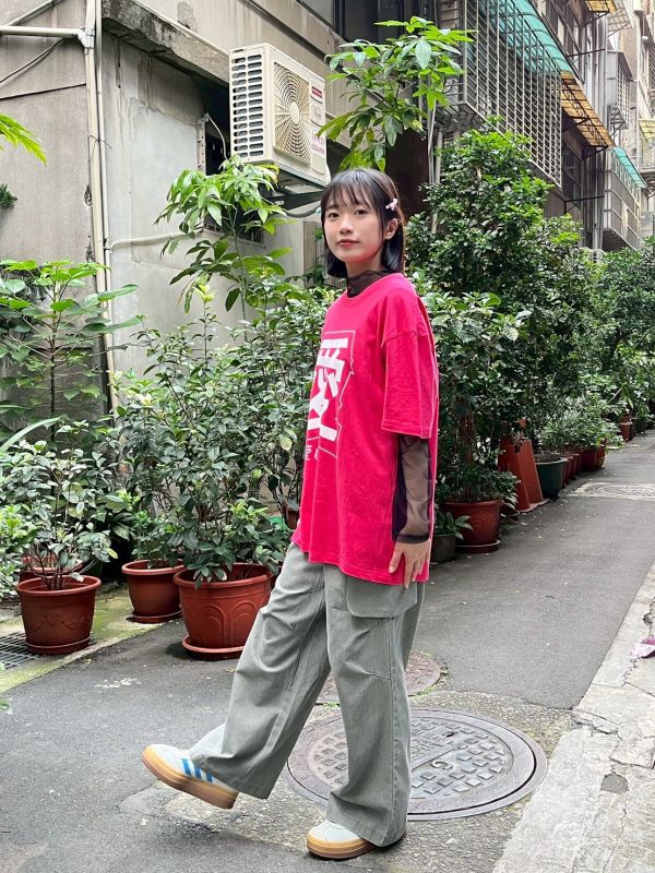 水洗色膝車線打摺銀釦翻蓋口袋後鬆緊腰直筒牛仔褲 