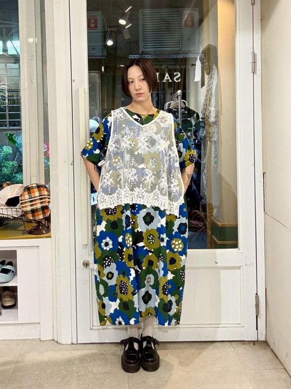 滿版花圓領排扣洋裝 