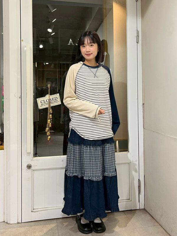 反車線側開衩圓弧下擺撞色拼接袖條紋上衣 