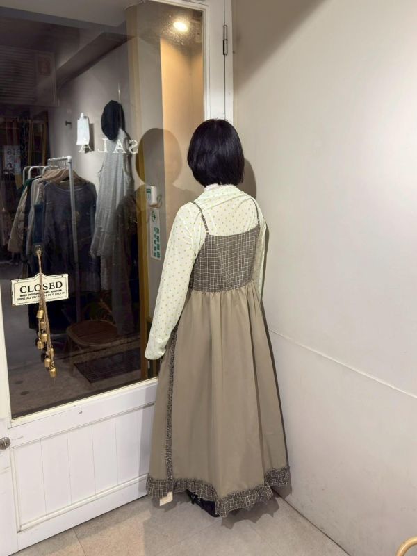 格紋拼接荷葉滾邊側綁帶吊帶洋裝 