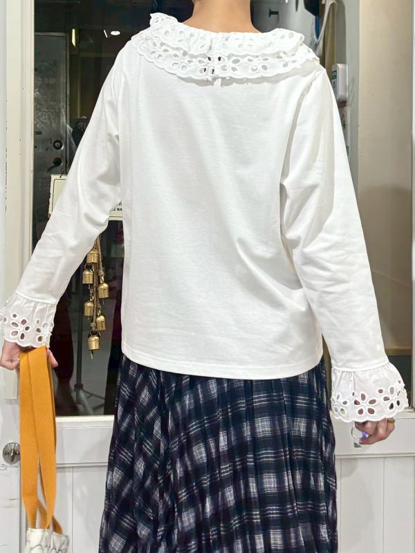 白色鏤空刺繡上層荷葉領喇叭袖上衣 