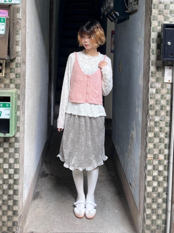 粗針織花花排扣吊帶背心 