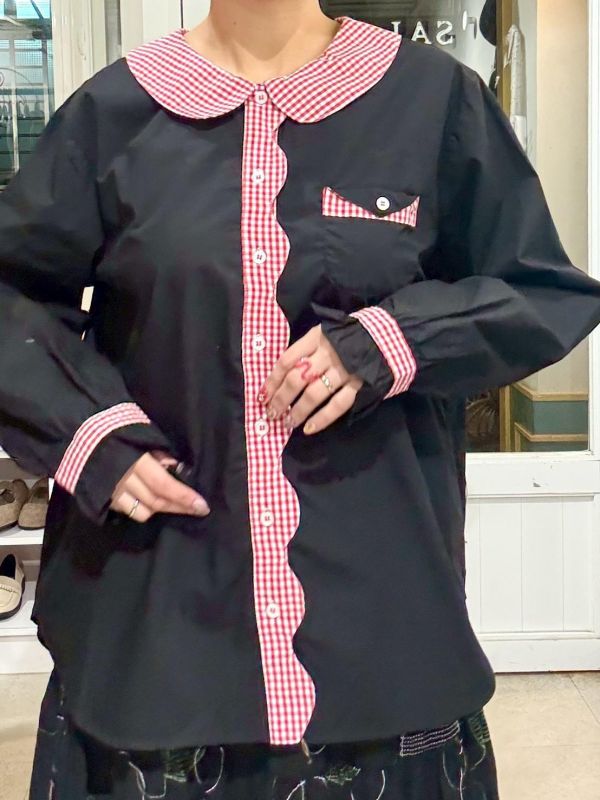 紅白細格拼接圓翻領黑色襯衫 