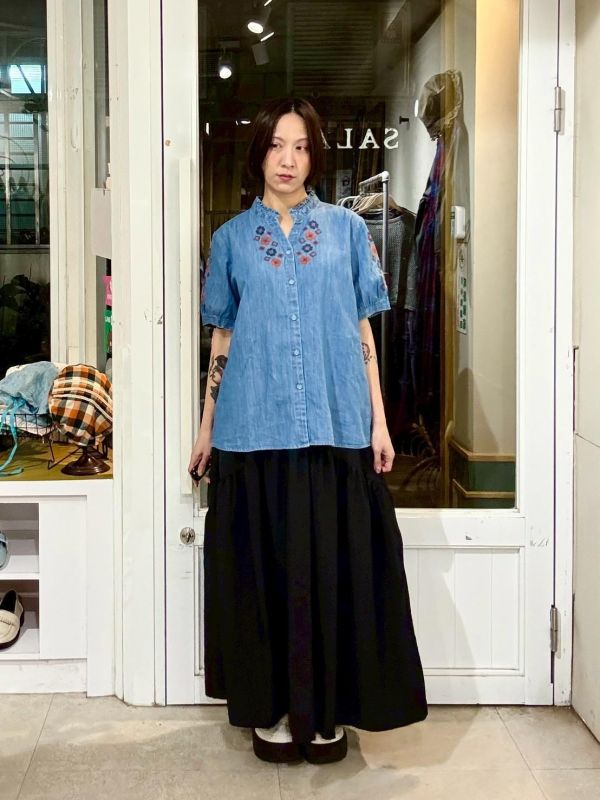 V領木耳邊刺繡牛仔襯衫 