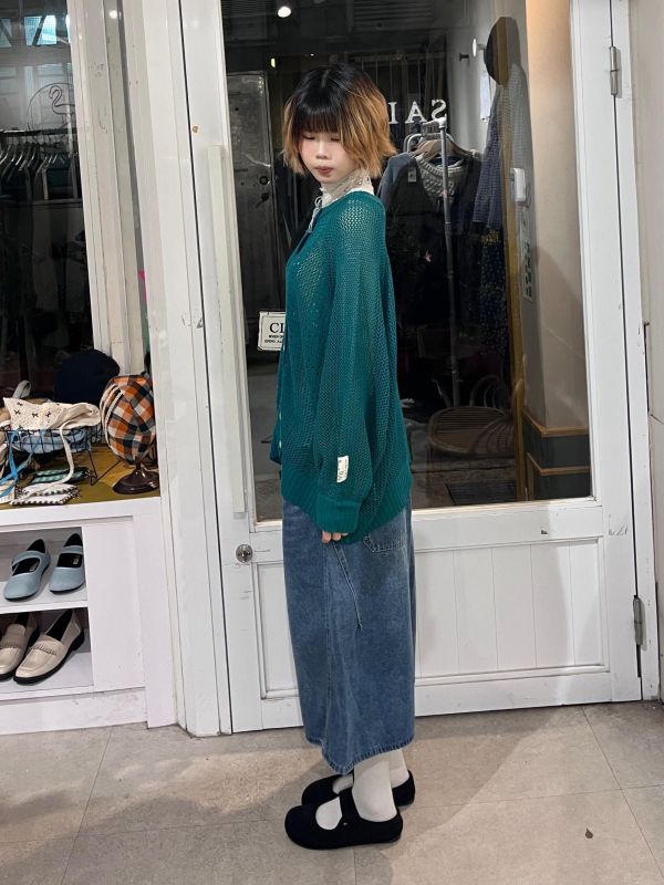 針織鏤空排扣字母小標落肩上衣 