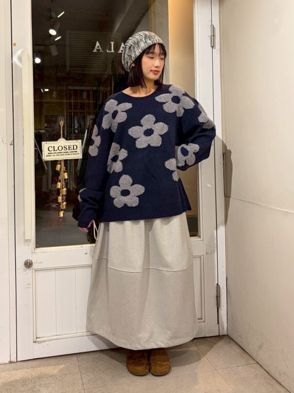 立體毛毛花朵圓領落肩毛衣 