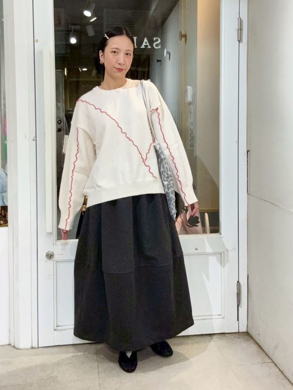 紅色不規則車縫線白色針織套裝 