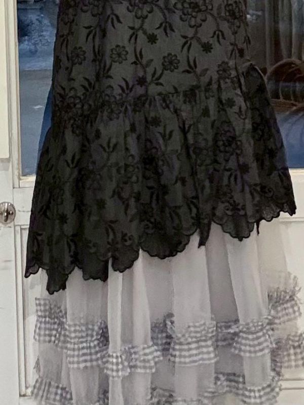 黑色滿版刺繡花下擺斜拼接花瓣邊吊帶背心 