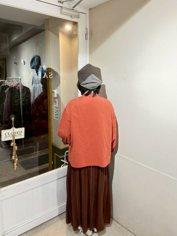 橘紅領口抓皺蕾絲拼接泡泡袖襯衫 