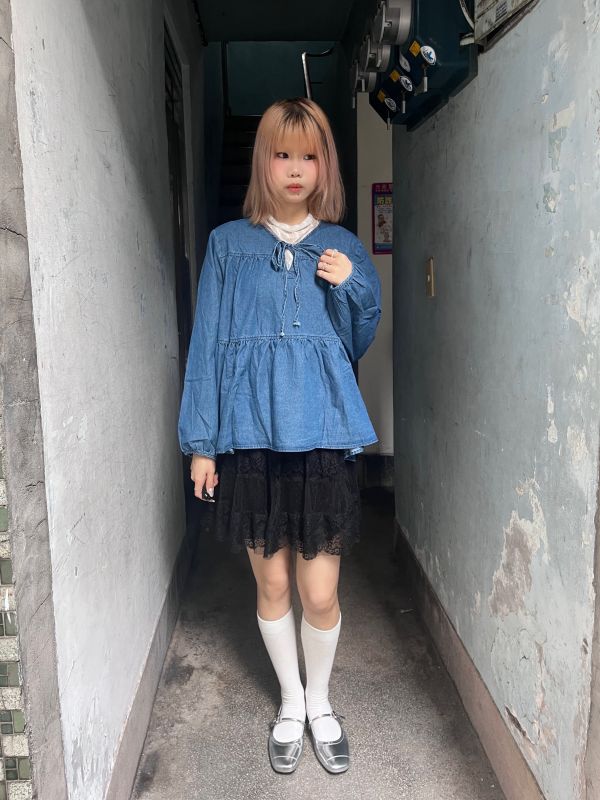 牛仔藍綁帶抓皺長袖罩衫 
