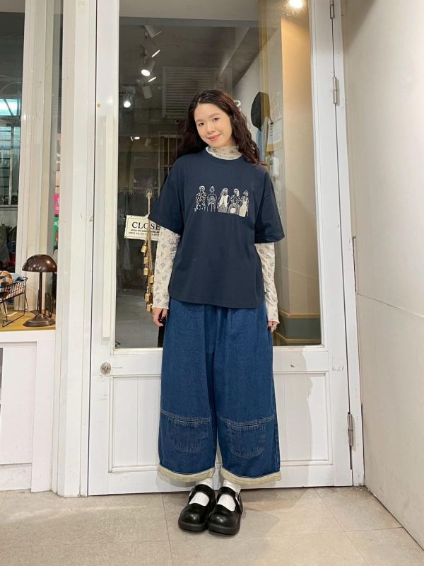 刺繡精緻女孩後拼接條紋前短後長落肩短袖上衣 