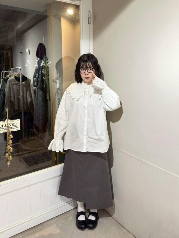 鏤空花瓣袖圓領襯衫附領片 