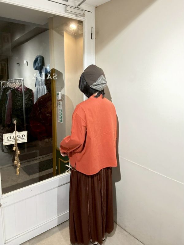 橘紅領口抓皺蕾絲拼接泡泡袖襯衫 