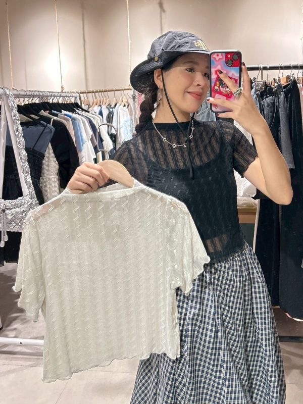 波浪紋路微高領木耳捲邊透露短袖上衣 