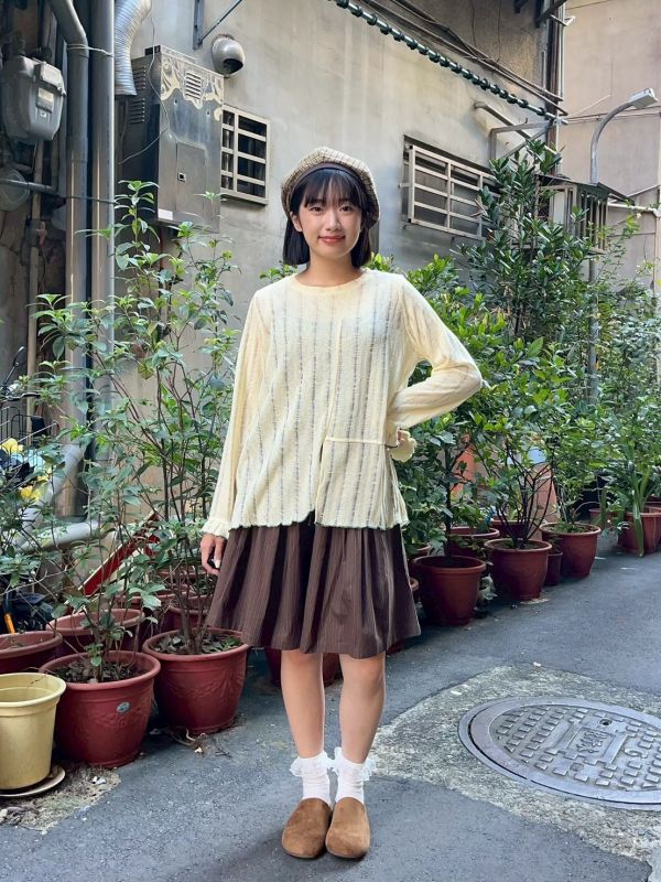 針織網狀撞色木耳滾邊車線開衩上衣 
