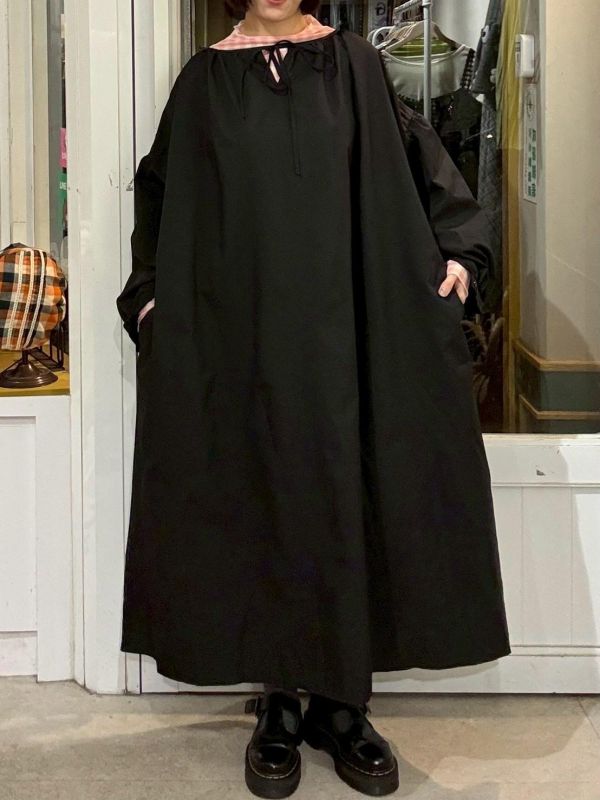 黑色寬版落肩澎澎袖綁帶洋裝 