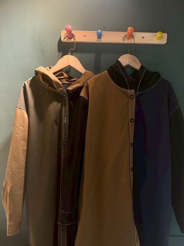 工裝撞色拼接兩側口袋側開衩前短後長連帽大衣 