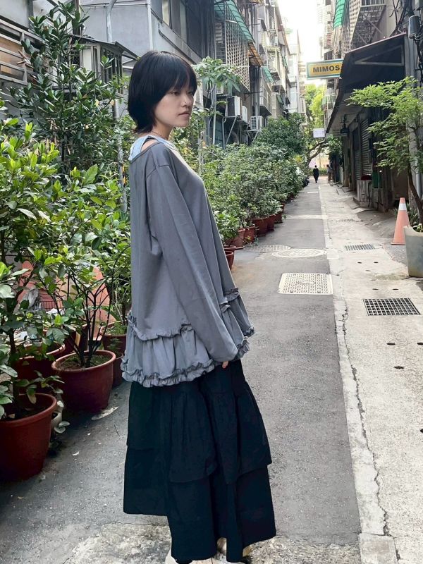 不對稱肩木耳捲邊長袖上衣 