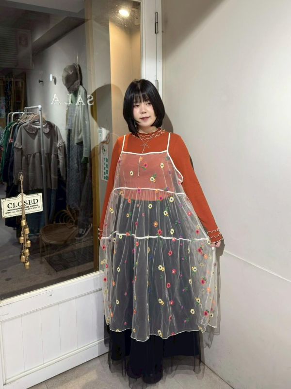 彩色花卉刺繡吊帶紗洋裝 