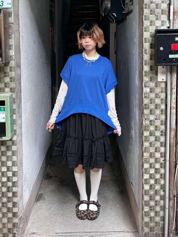 刺繡小標前短後長背心上衣 