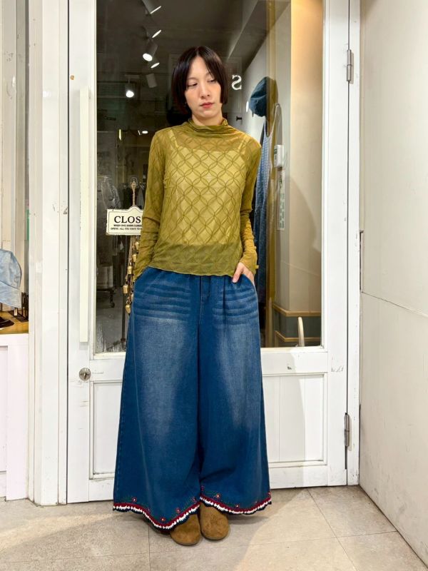 滿版立體窗花紋微高領透膚上衣 