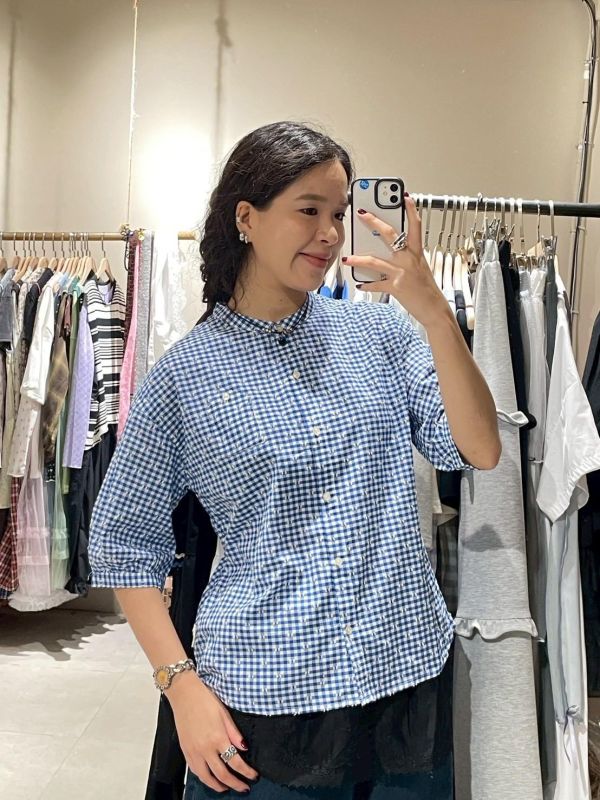 立體毛球藍白方格圓弧下擺五分袖前短後長中山領襯衫 