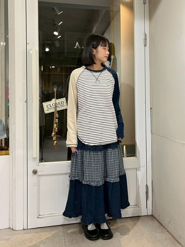 反車線側開衩圓弧下擺撞色拼接袖條紋上衣 