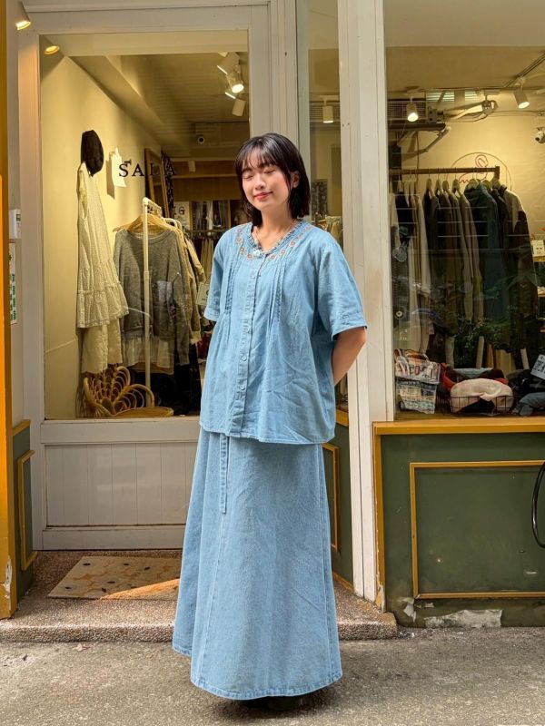 刺繡打小花胸前褶軟牛仔料上衣 