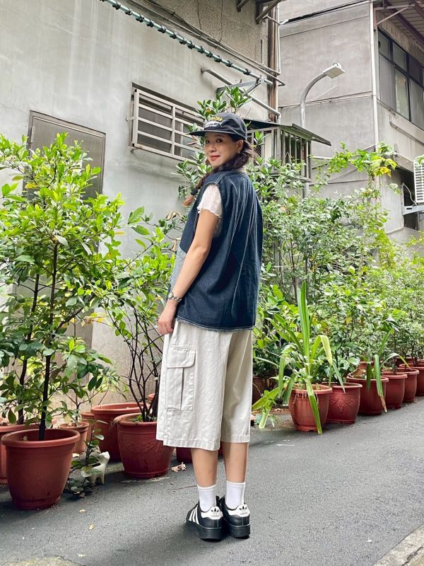 抽鬚雙口袋V領寬鬆牛仔背心 