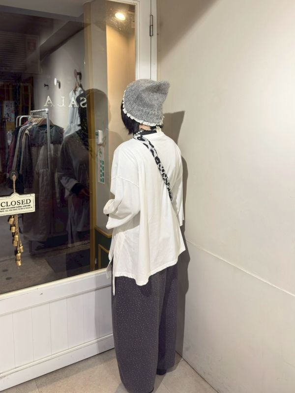 下擺大收邊開衩小布標九分袖上衣 