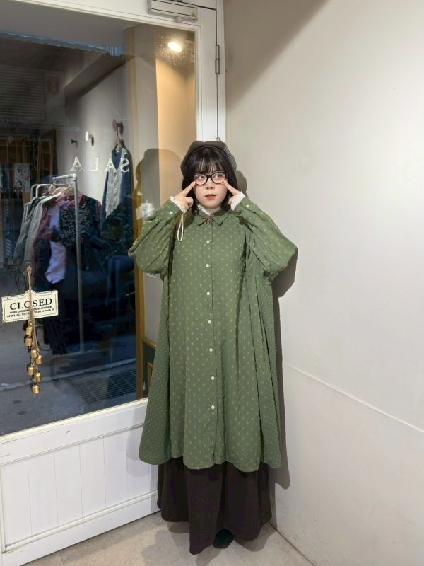 草綠色圓點立體刺繡長袖洋裝 