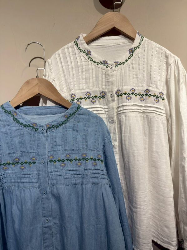 胸前打折刺繡泡泡袖縮口襯衫 