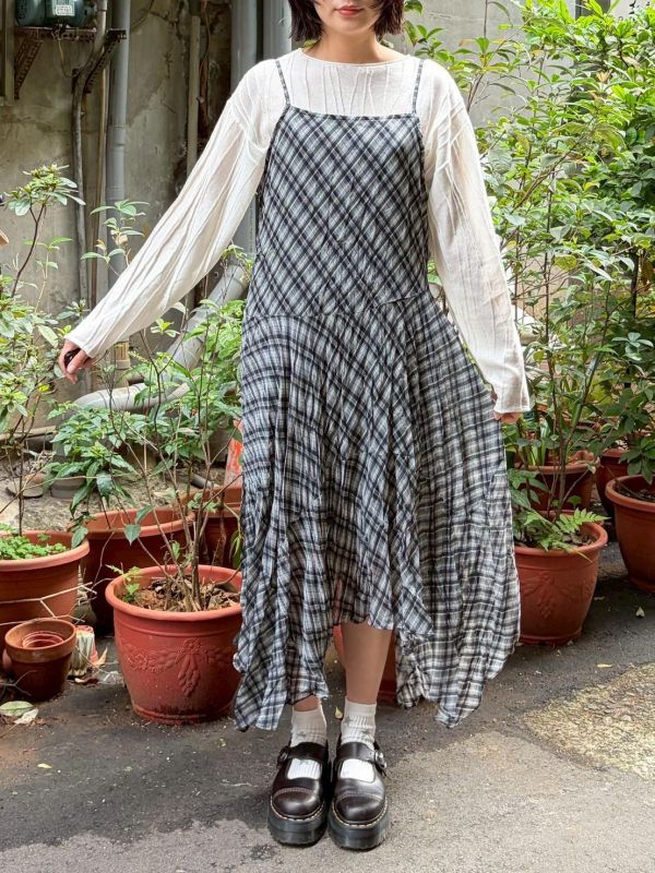 抓褶皺設計不規則下擺格紋細肩帶洋裝 