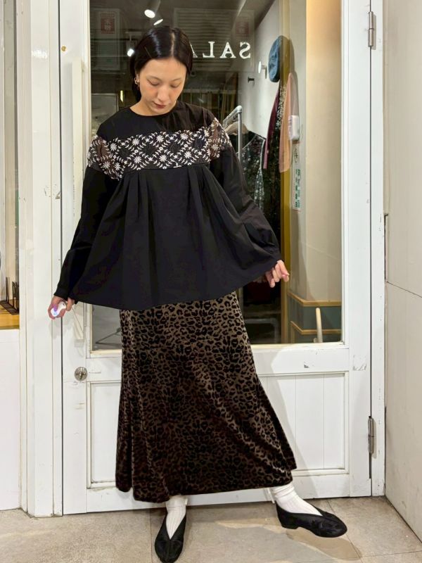 胸刺繡紗袖刺繡透紗拼接長袖娃娃上衣 