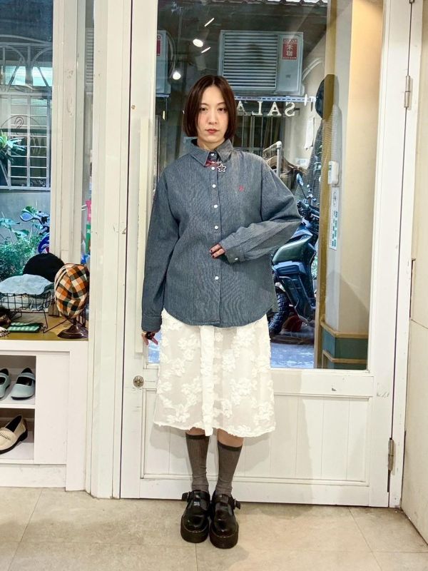 刺繡小愛心細條紋挺版牛仔襯衫 