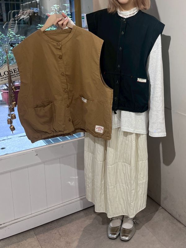 布標排扣牛仔背心 