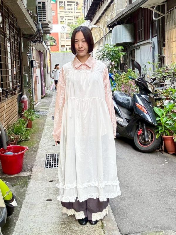 裙擺雙層木耳蕾絲滾邊領背心裙洋裝 