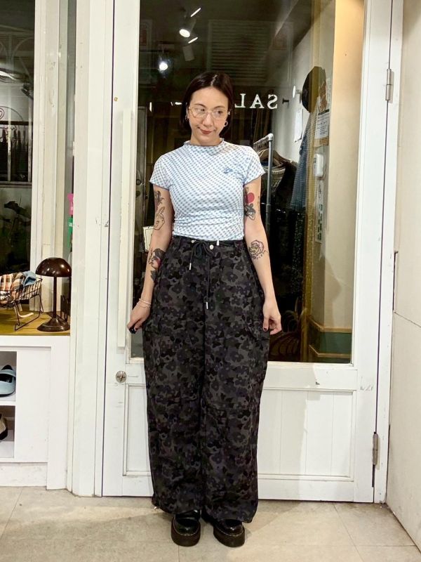 滿版花兩側翻蓋大口袋迷彩風格長褲 