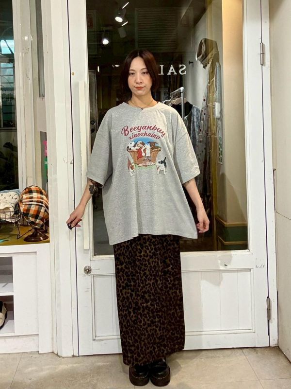 復古海報風格ㄧ籃小狗狗tee 