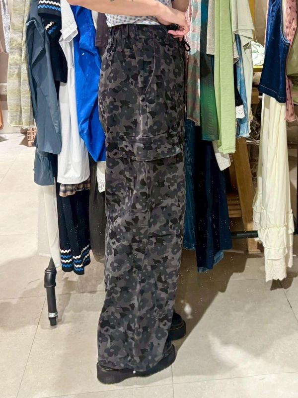 滿版花兩側翻蓋大口袋迷彩風格長褲 