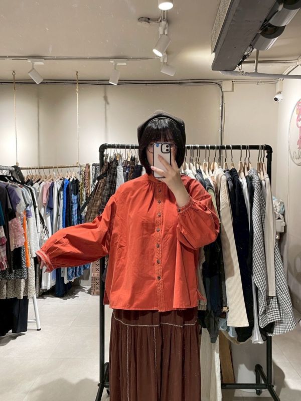 橘紅領口抓皺蕾絲拼接泡泡袖襯衫 