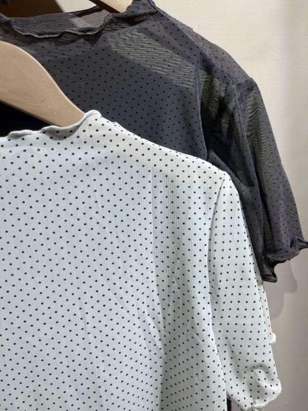 波點木耳滾邊透膚短袖上衣 