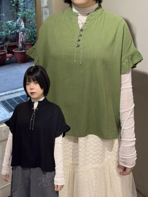 棉麻荷葉袖排扣前短後長上衣 